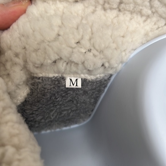 Fuzzy vest size M - Picture 6 of 6